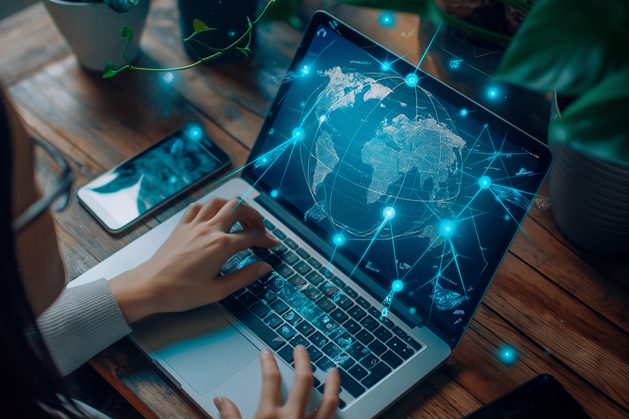 tecnologia-de-internet-concepto-de-comercio-electronico-persona-que-utiliza-una-computadora-portatil-y-un-telefono-inteligente-con-global