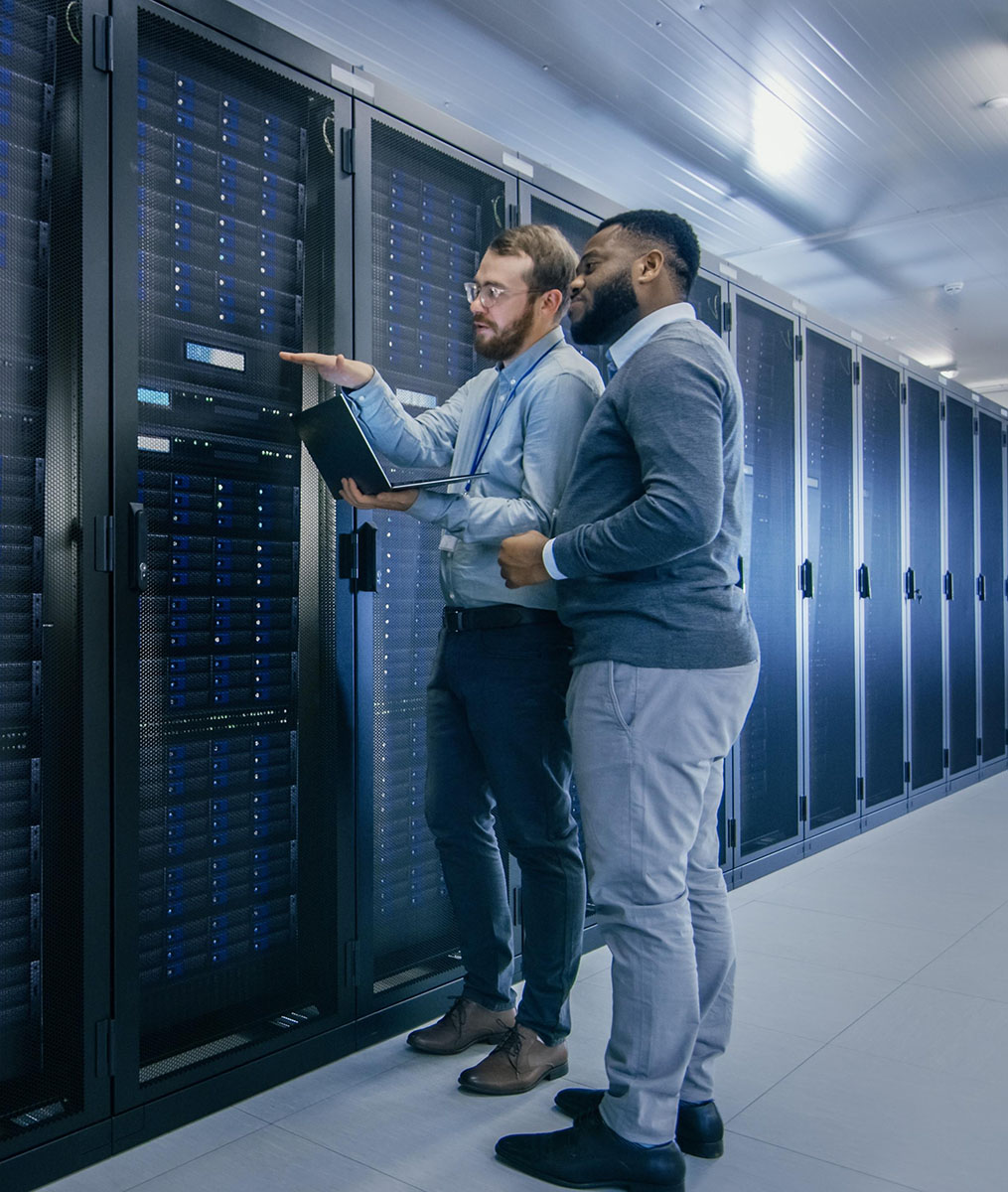 dos-hombres-en-un-centro-de-datos-con-uno-de-ellos-apuntando-una-tableta